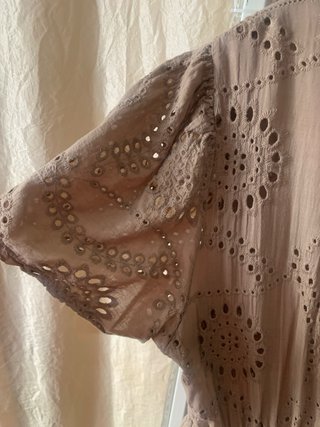Vestito lungo beige con pizzo sangallo