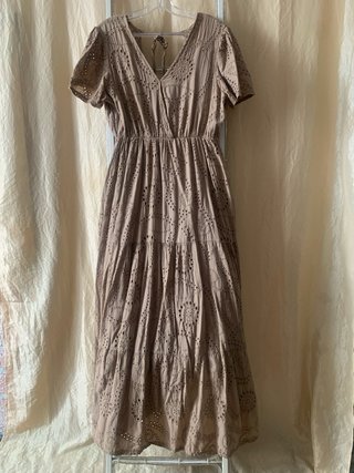 Vestito lungo beige con pizzo sangallo