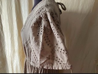 Vestito lungo beige con pizzo sangallo