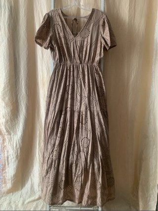 Vestito lungo beige con pizzo sangallo