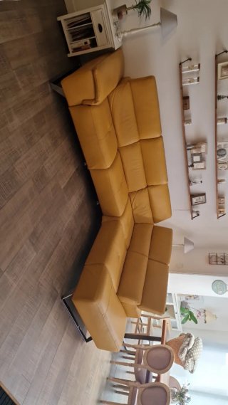 Sofá modular de piel color mostaza