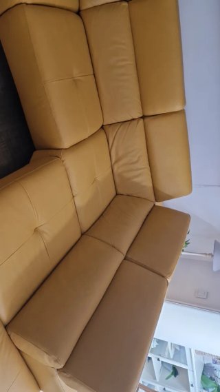 Sofá modular de piel color mostaza
