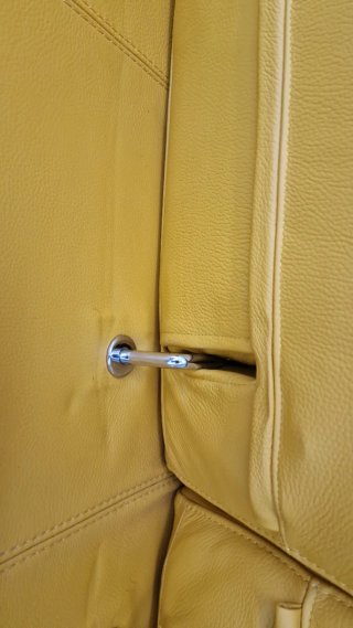 Sofá modular de piel color mostaza