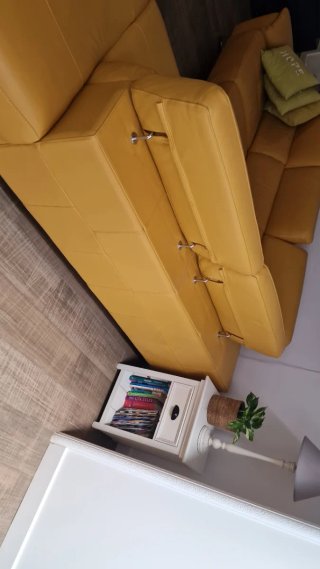 Sofá modular de piel color mostaza