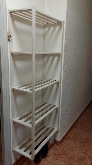 Estantería de madera de pino