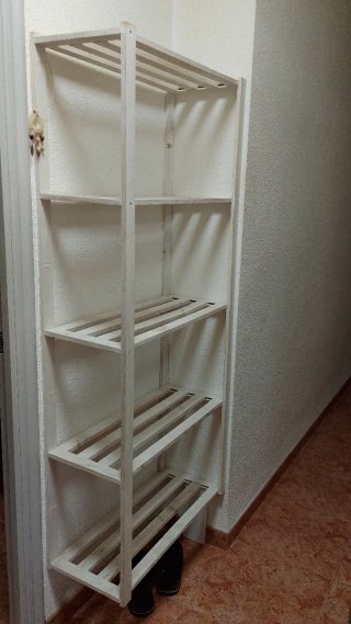Estantería de madera de pino