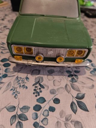 Coche antiguo verde