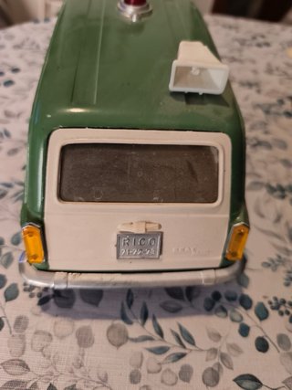 Coche antiguo verde