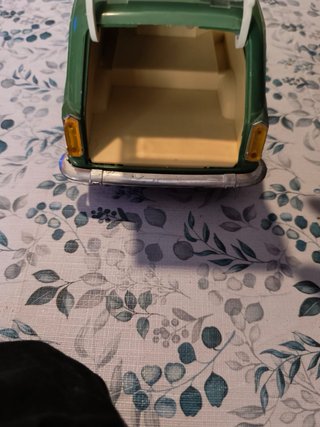 Coche antiguo verde