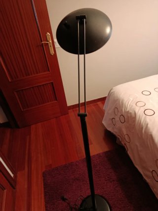 Lámpara de pie negra moderna