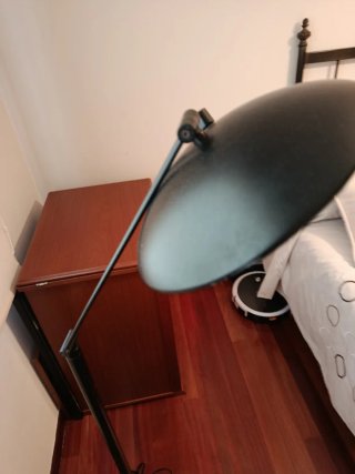 Lámpara de pie negra moderna