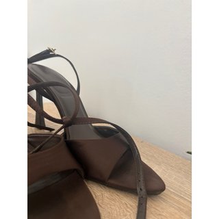 Sandalias de tacón marrón