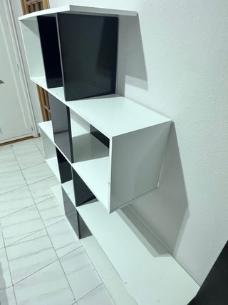 Estantería moderna blanca y negra