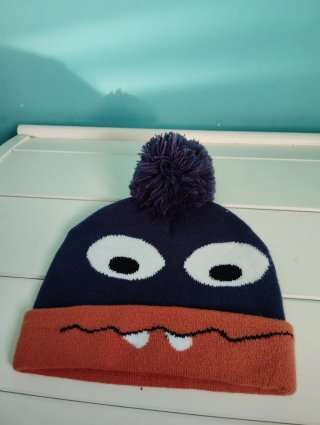 Gorro infantil azul y naranja con pompón