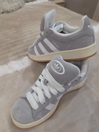 Zapatillas Adidas Grises y Blancas