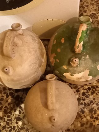 Tres botijos rústicos antiguos