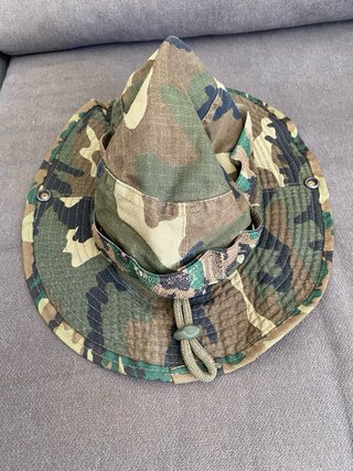 Gorro militar camuflaje con escudo