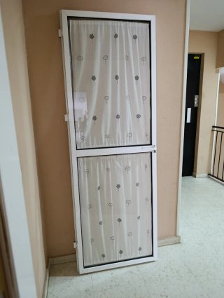 Puerta con cortina floral