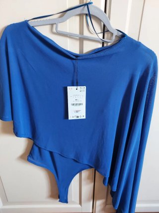 Body Zara asimétrico con capa azul añil