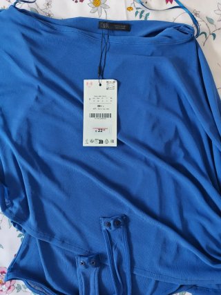 Body Zara asimétrico con capa azul añil
