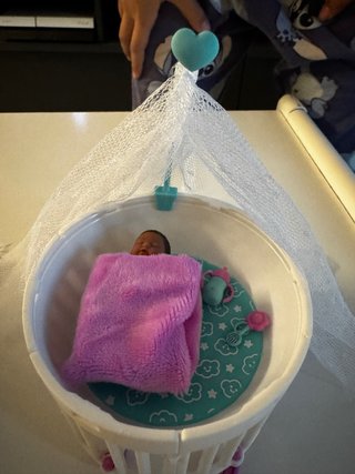 Mini bebé con cuna y accesorios