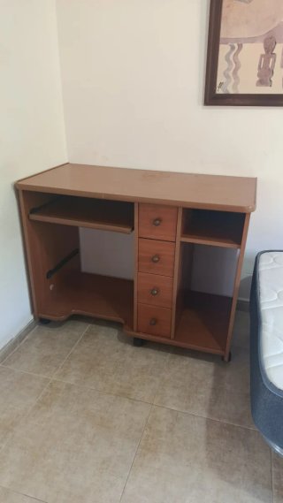 escritorio de madera marrón