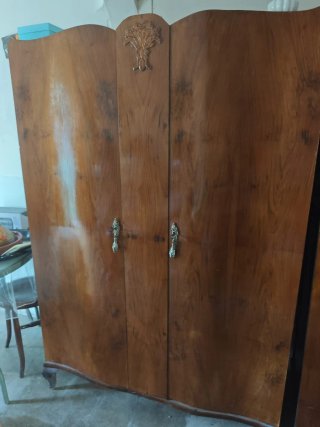 Armario antiguo madera y cristal.