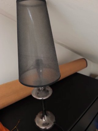 Lámpara de mesa negra y plateada