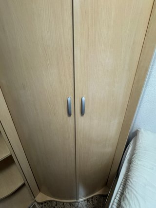 Armario de esquina de madera beige