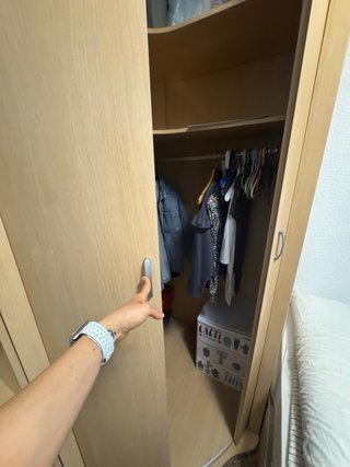 Armario de esquina de madera beige