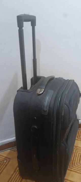 5€último día!!Maleta de viaje negra con ruedas
