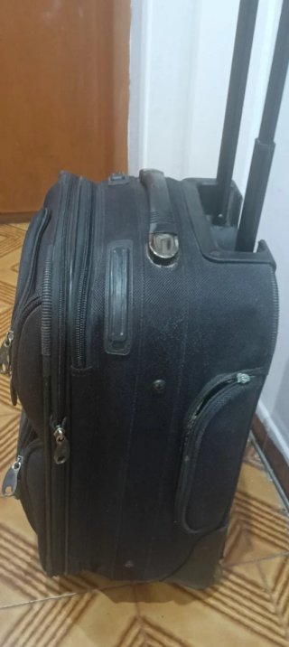 5€último día!!Maleta de viaje negra con ruedas