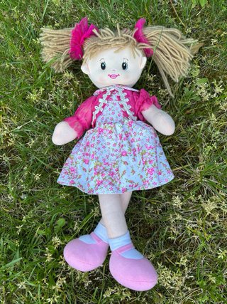 Muñeca de trapo rosa con vestido floral