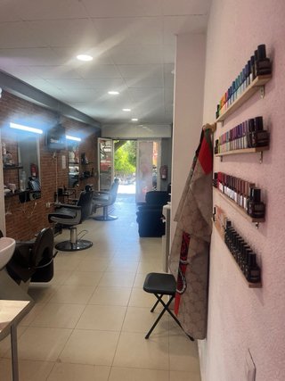 TRASPASO PELUQUERÍA Y ESTÉTICA TOTALMENTE EQUIPADA