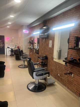 TRASPASO PELUQUERÍA Y ESTÉTICA TOTALMENTE EQUIPADA