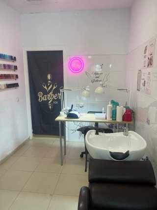 TRASPASO PELUQUERÍA Y ESTÉTICA TOTALMENTE EQUIPADA
