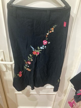Falda pana ,negra bordada.Muy buen estado.