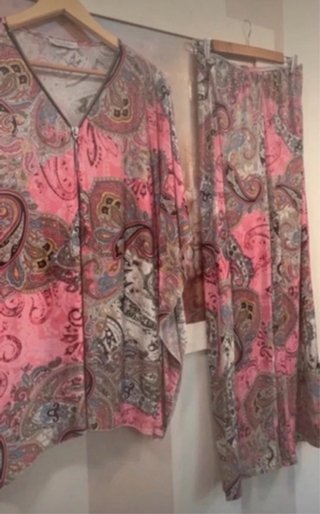 Conjunto pantalón fluido y top estampado. Calidad.
