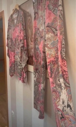 Conjunto pantalón fluido y top estampado. Calidad.