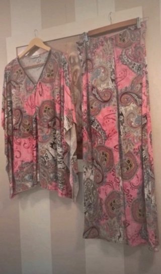Conjunto pantalón fluido y top estampado. Calidad.