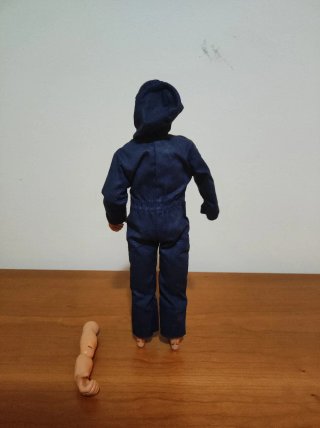 Action Figure Power Team in tuta blu con braccio rotto