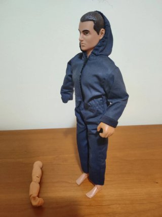 Action Figure Power Team in tuta blu con braccio rotto