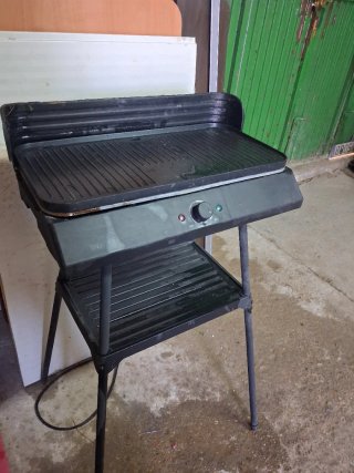 Ferro da stiro elettrico con piedi
