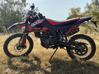 Aprilia Enduro Moto Negra/Roja aún en garantía