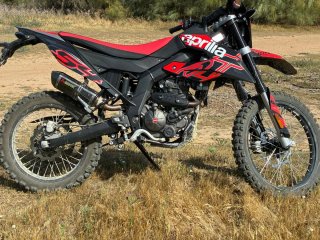 Aprilia Enduro Moto Negra/Roja aún en garantía