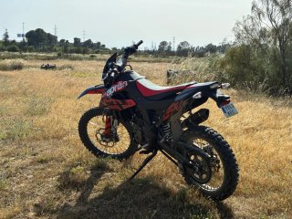 Aprilia Enduro Moto Negra/Roja aún en garantía