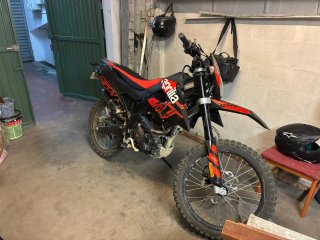 Aprilia Enduro Moto Negra/Roja aún en garantía