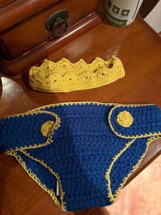 Conjunto crochet corona y pañal