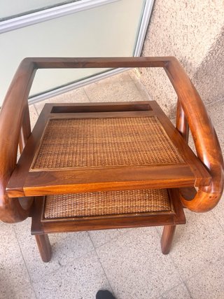 Silla de madera rústica con ratán