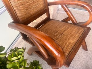 Silla de madera rústica con ratán
